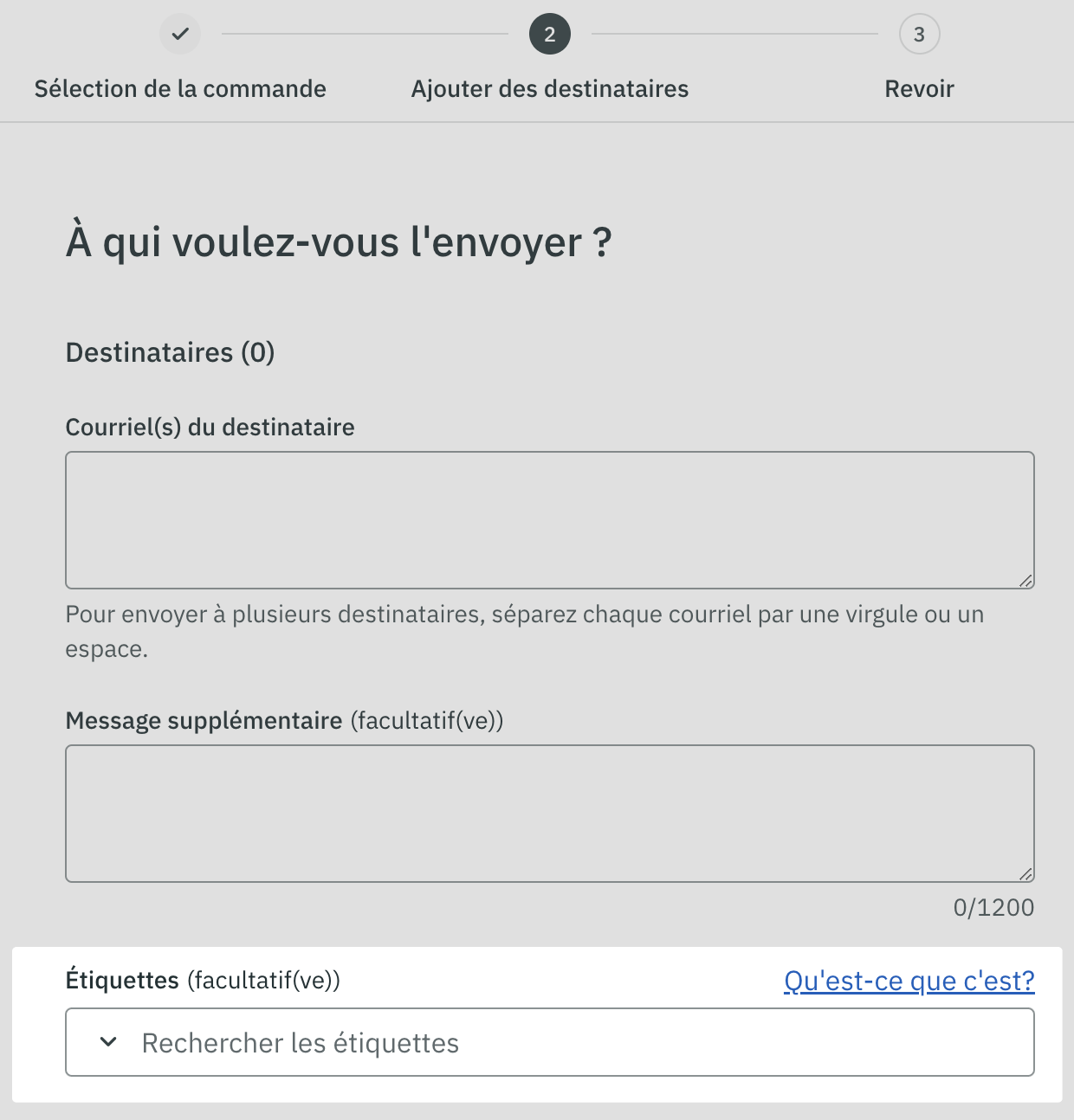 Le formulaire Ajouter des destinataires de la deuxième étape de la finalisation d'une commande est affiché avec la section des étiquettes en surbrillance.